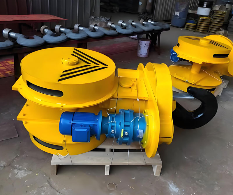 Rotating crane hook with swivel