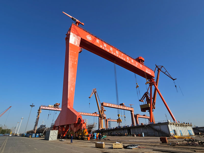 Marine crane hook for shipyard