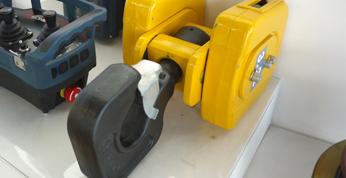 Crane hook height adjustment