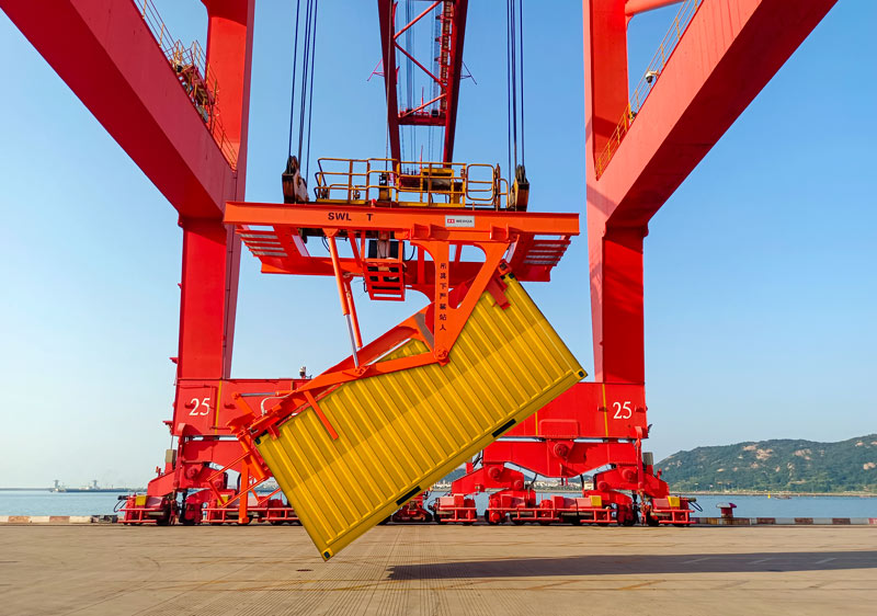 Single box tipping container spreader