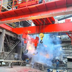 Foundry overhead travelling crane with heat-resistant hook