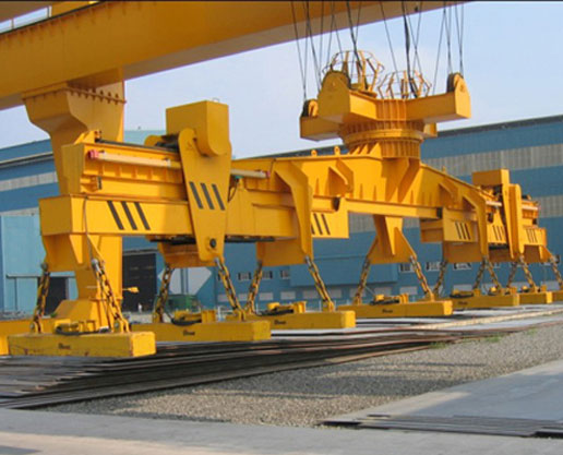 Electromagnetic spreader for lifting bulk steel rods
