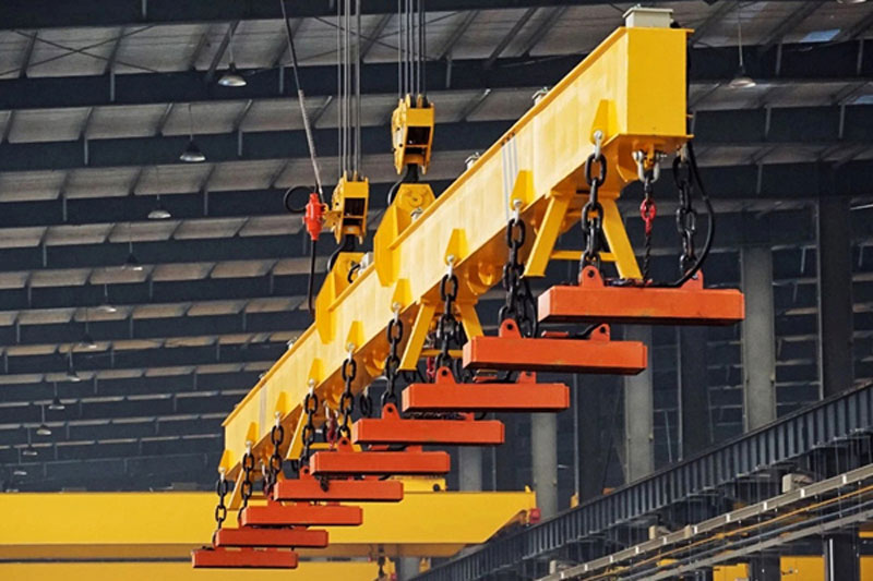Electromagnetic spreader for lifting bulk steel rods
