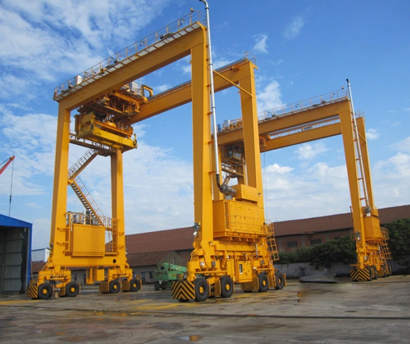 rubber tyred gantry (RTG) クレーン