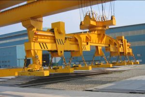 Electromagnetic spreader for lifting bulk steel rods