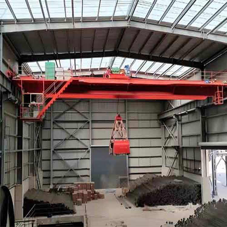 Gru a ponte con benna