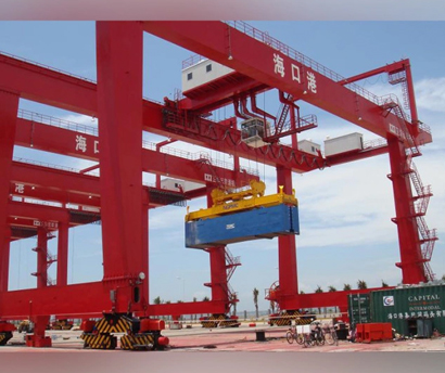 رافعة جسرية للحاويات