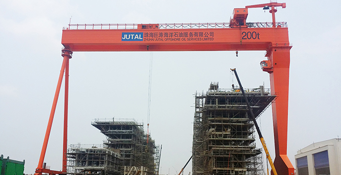 Heavy-duty marine travel lift for shipyard operations