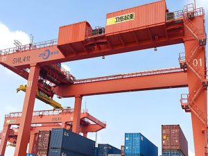 how does a gantry crane work