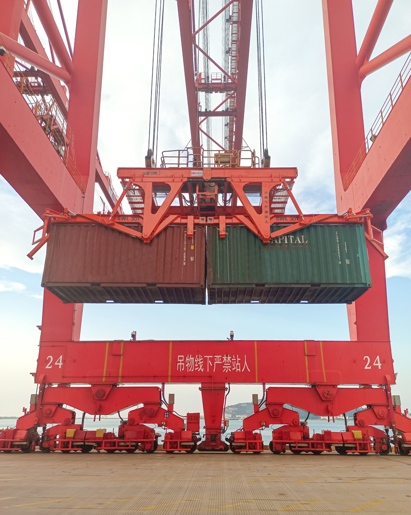 container tipping spreader