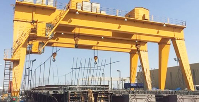 how does a gantry crane work
