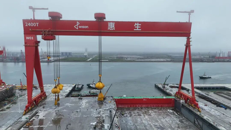 2400 ton gantry crane completes heavy-load test