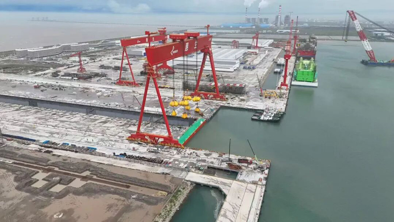 2400 ton gantry crane completes heavy-load test