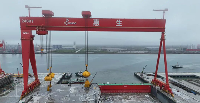 2400 ton gantry crane completes heavy-load test