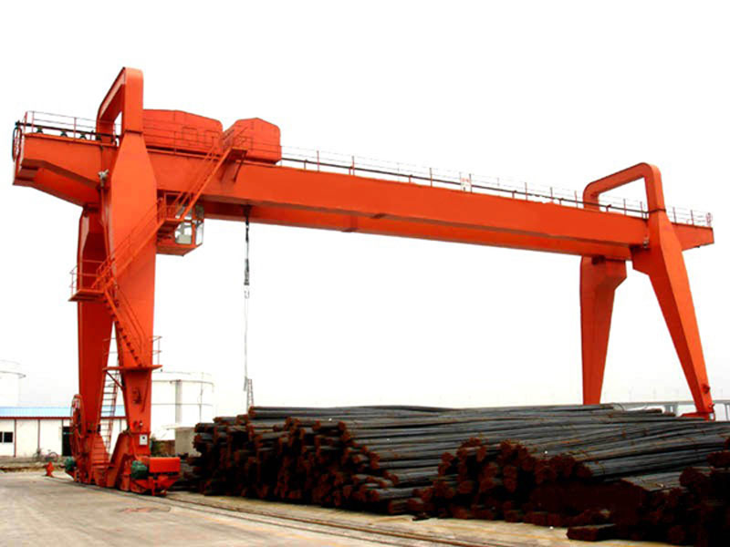 gantry crane equipped with a spreader beam for steel pipe handling
